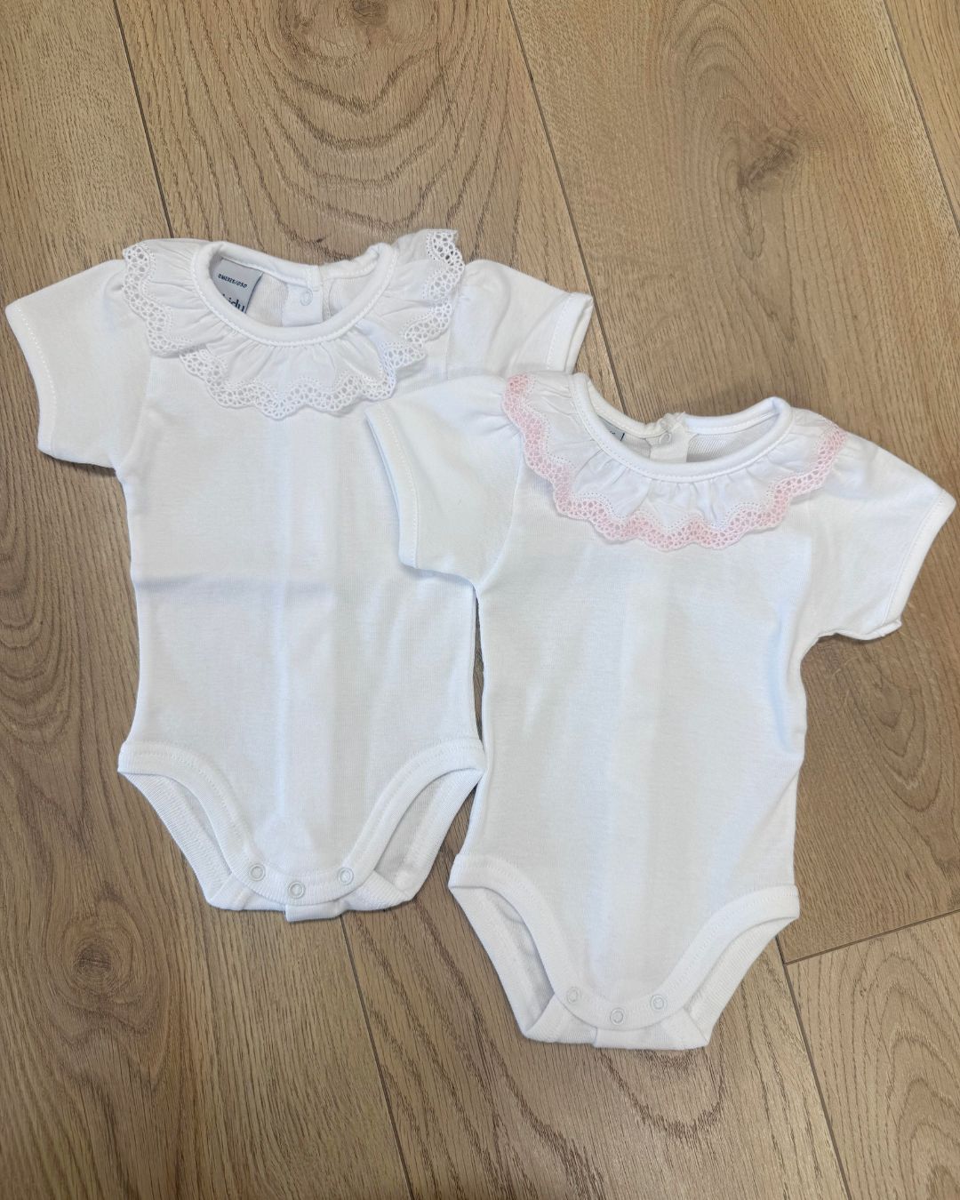 Babidu white short sleeve baby vest with lace frill collar in pink or white trim.