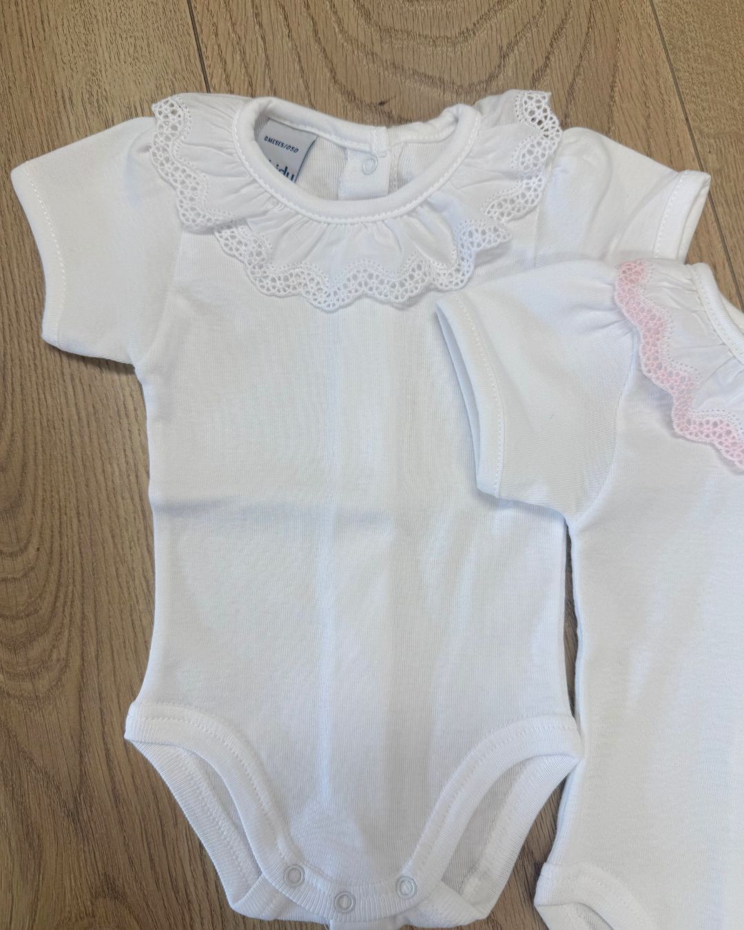 Babidu white short sleeve baby vest with lace frill collar in pink or white trim.