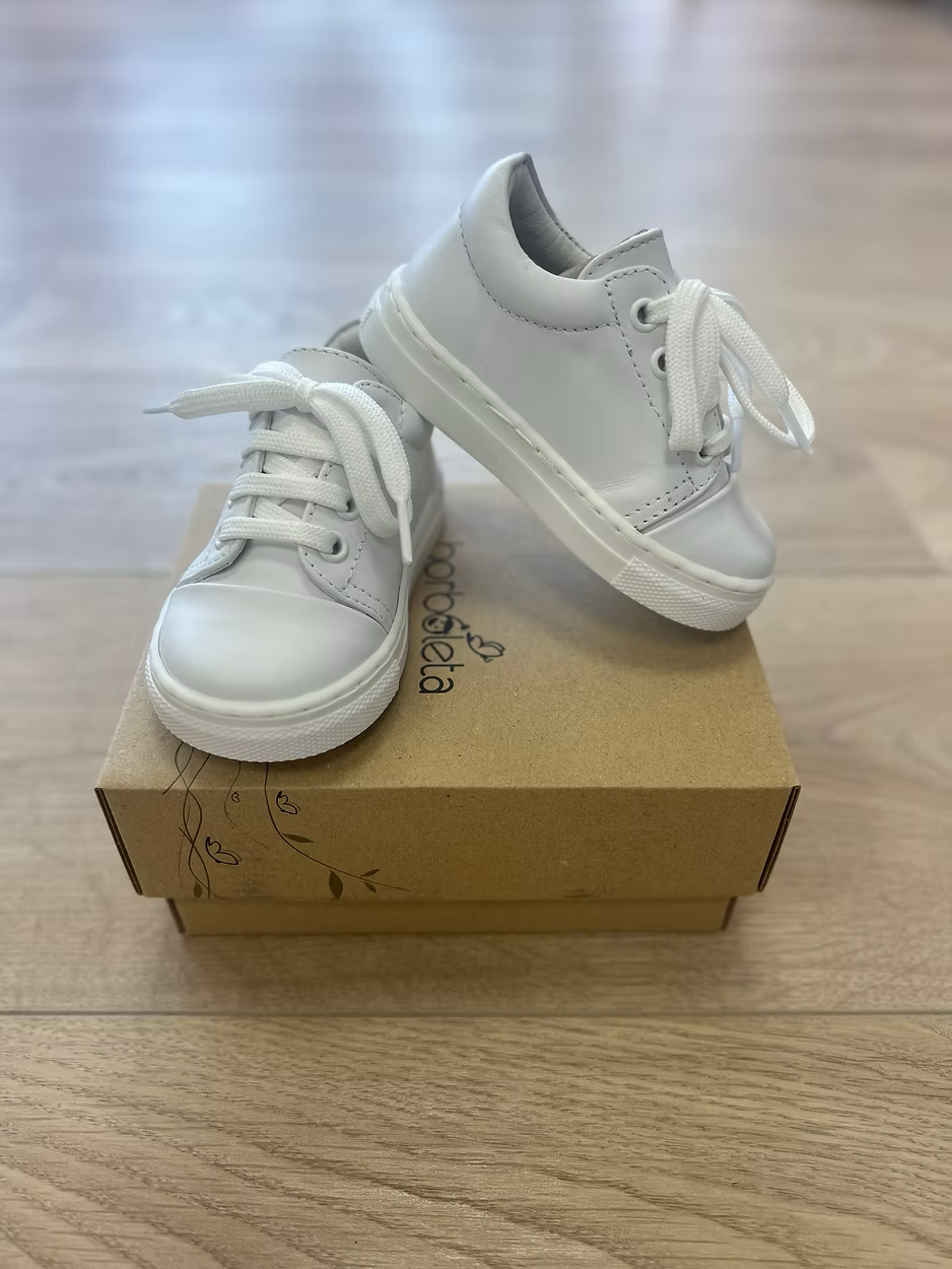 Borboleta Santiago Ankle Trainers featuring padded collar support, cushioned insole, breathable leather lining and classic versatile styling.