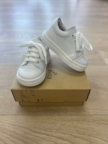 Borboleta Santiago Ankle Trainers featuring padded collar support, cushioned insole, breathable leather lining and classic versatile styling.