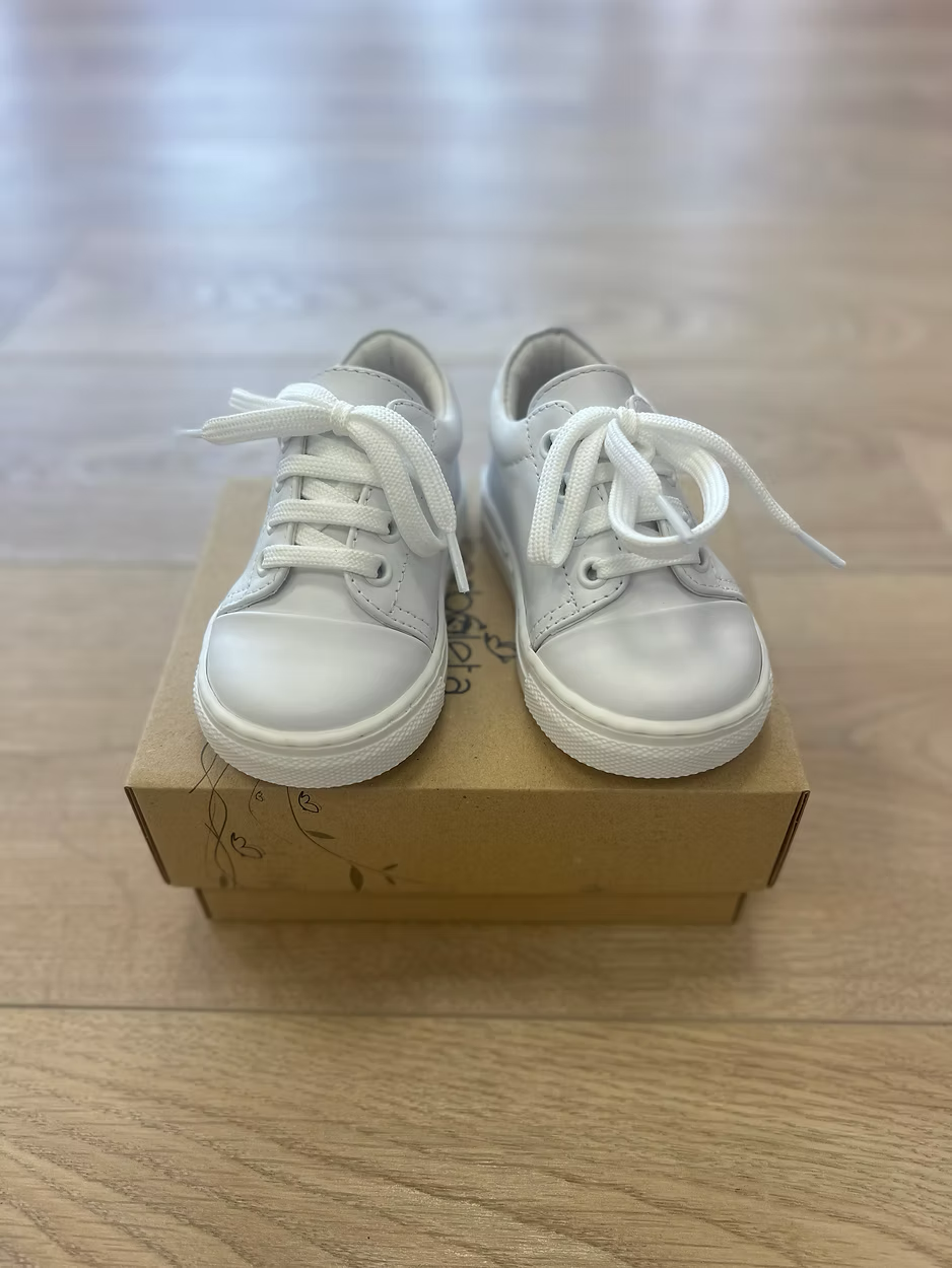 Borboleta Santiago Ankle Trainers featuring padded collar support, cushioned insole, breathable leather lining and classic versatile styling.