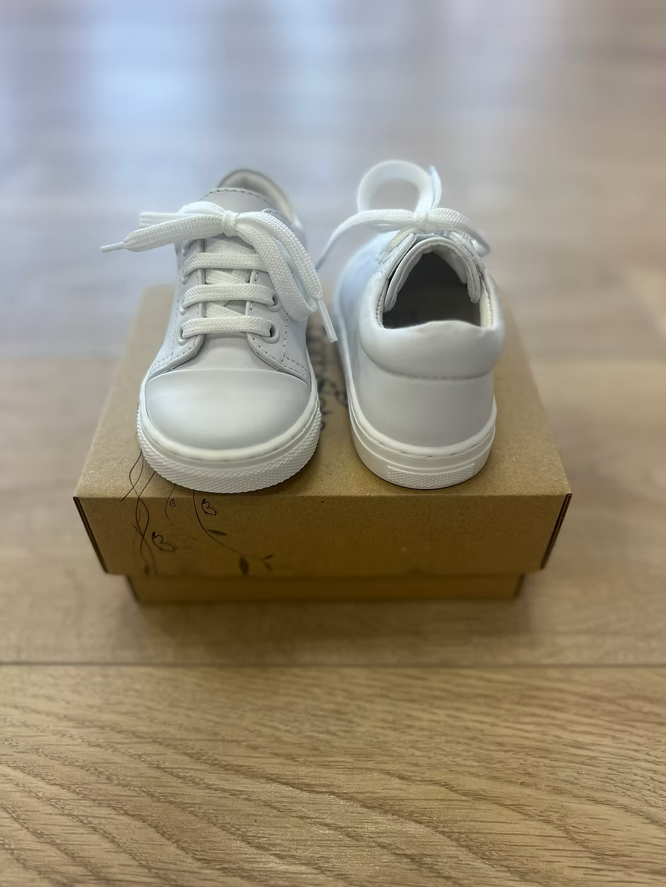 Borboleta Santiago Ankle Trainers featuring padded collar support, cushioned insole, breathable leather lining and classic versatile styling.
